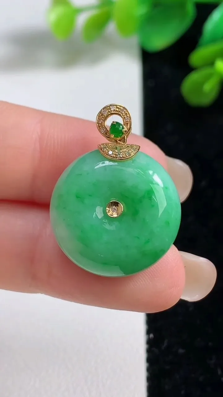 天然A货翡翠平安扣吊坠，尺寸20-10，重量:9.12g
9月7日