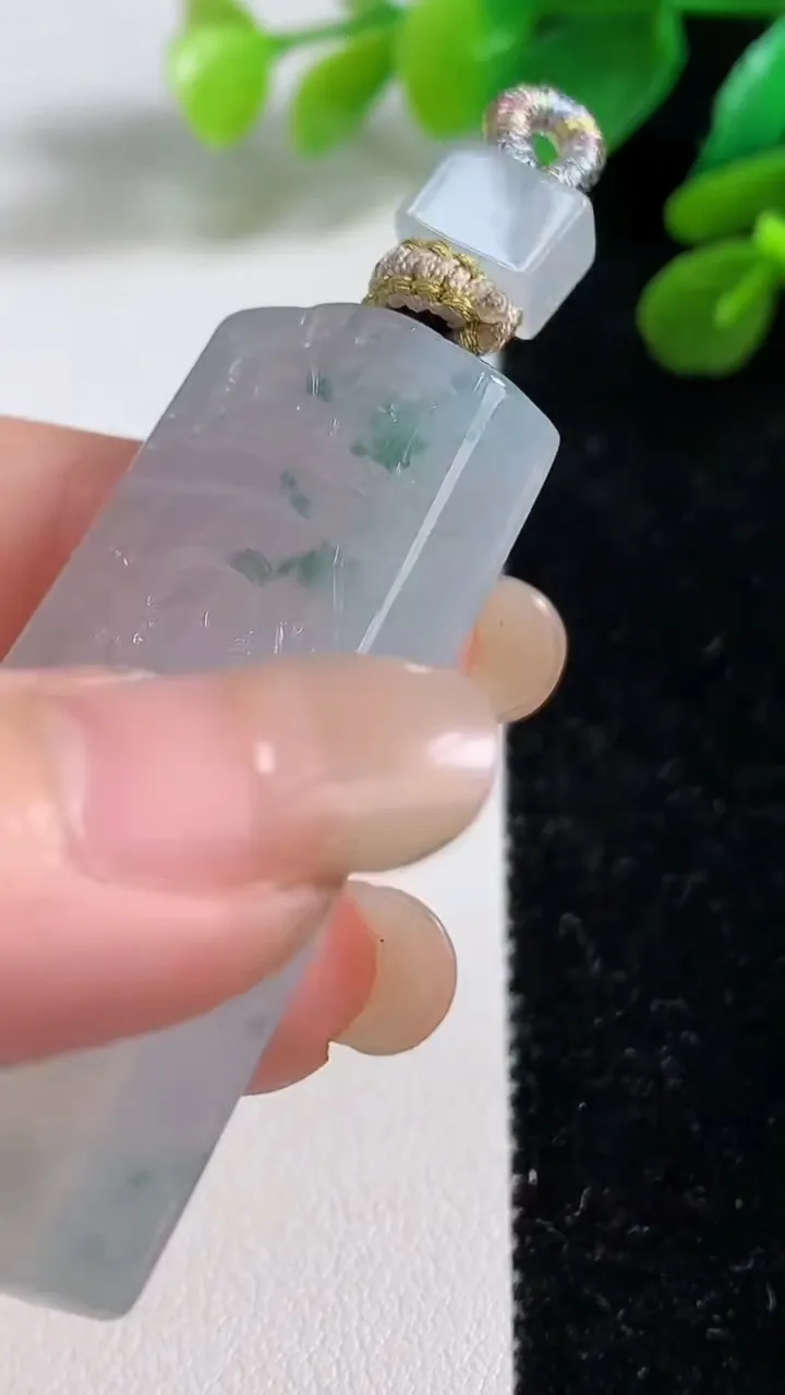 天然A货翡翠冰种飘花仿古无事牌吊坠，尺寸49-26.4-5.6，重量:20.89g
9月7日