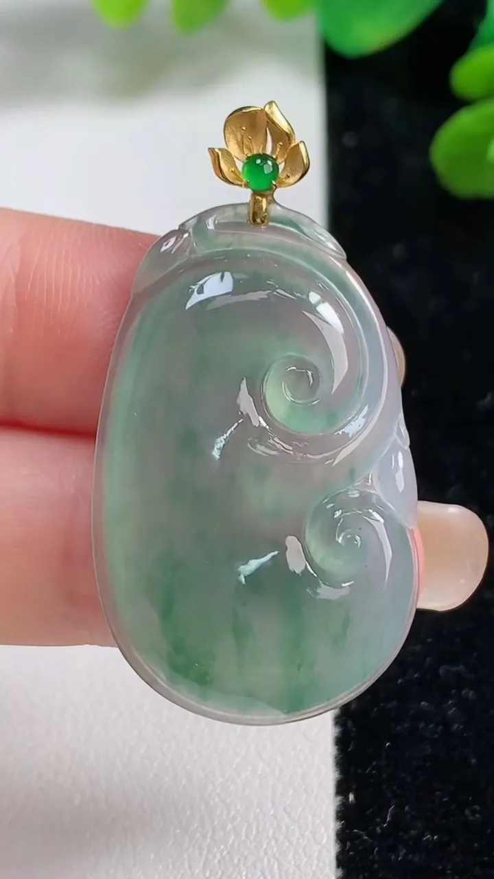 天然A货翡翠种飘花如意吊坠，尺寸34.6-22-4，重量:6.37g
9月7日