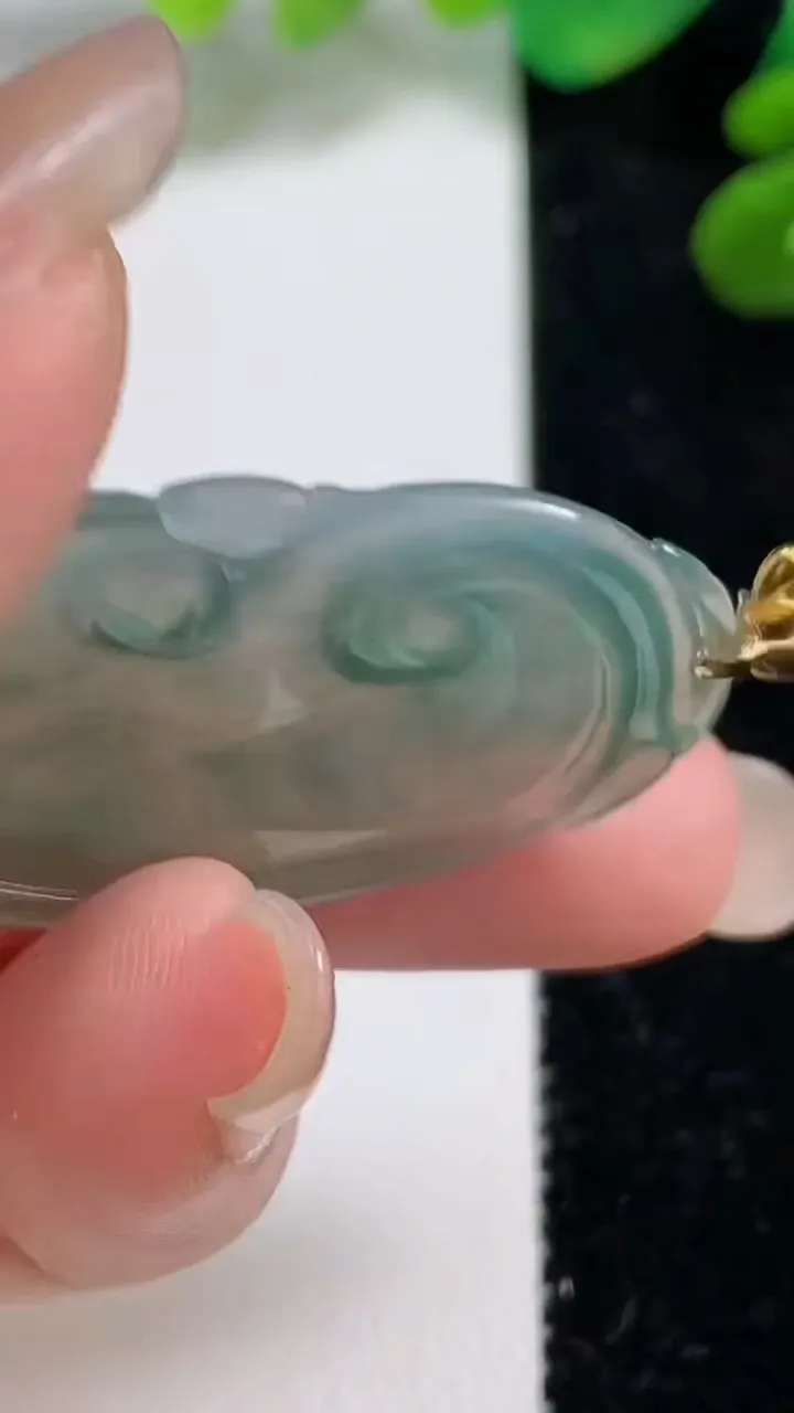 天然A货翡翠种飘花如意吊坠，尺寸34.6-22-4，重量:6.37g
9月7日