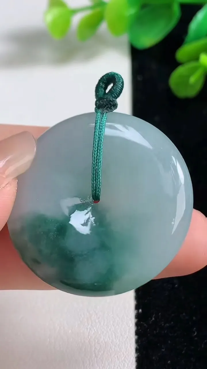 天然A货翡翠飘花平安扣吊坠，尺寸34.2-5.5，重量:14.86g
9月7日