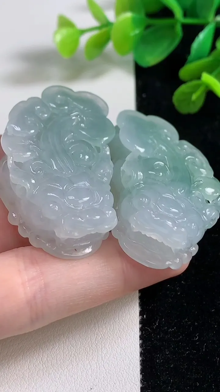 天然A货翡翠冰种飘花貔貅吊坠一对，尺寸44.4-25-12，重量:67.97g
9月7日