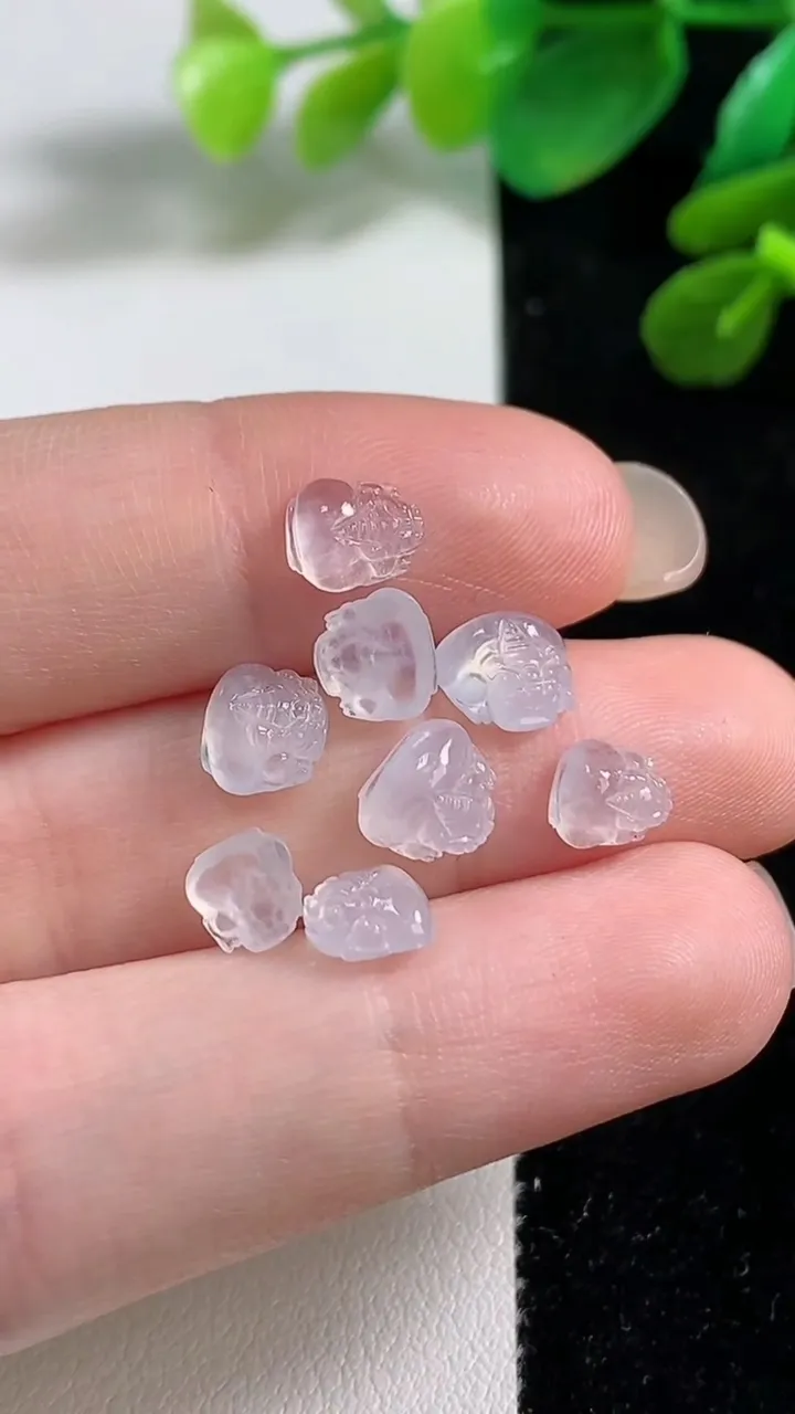 天然A货翡翠貔貅吊坠一手，尺寸6.4-7.5-3.4，重量:2.35g
9月7日