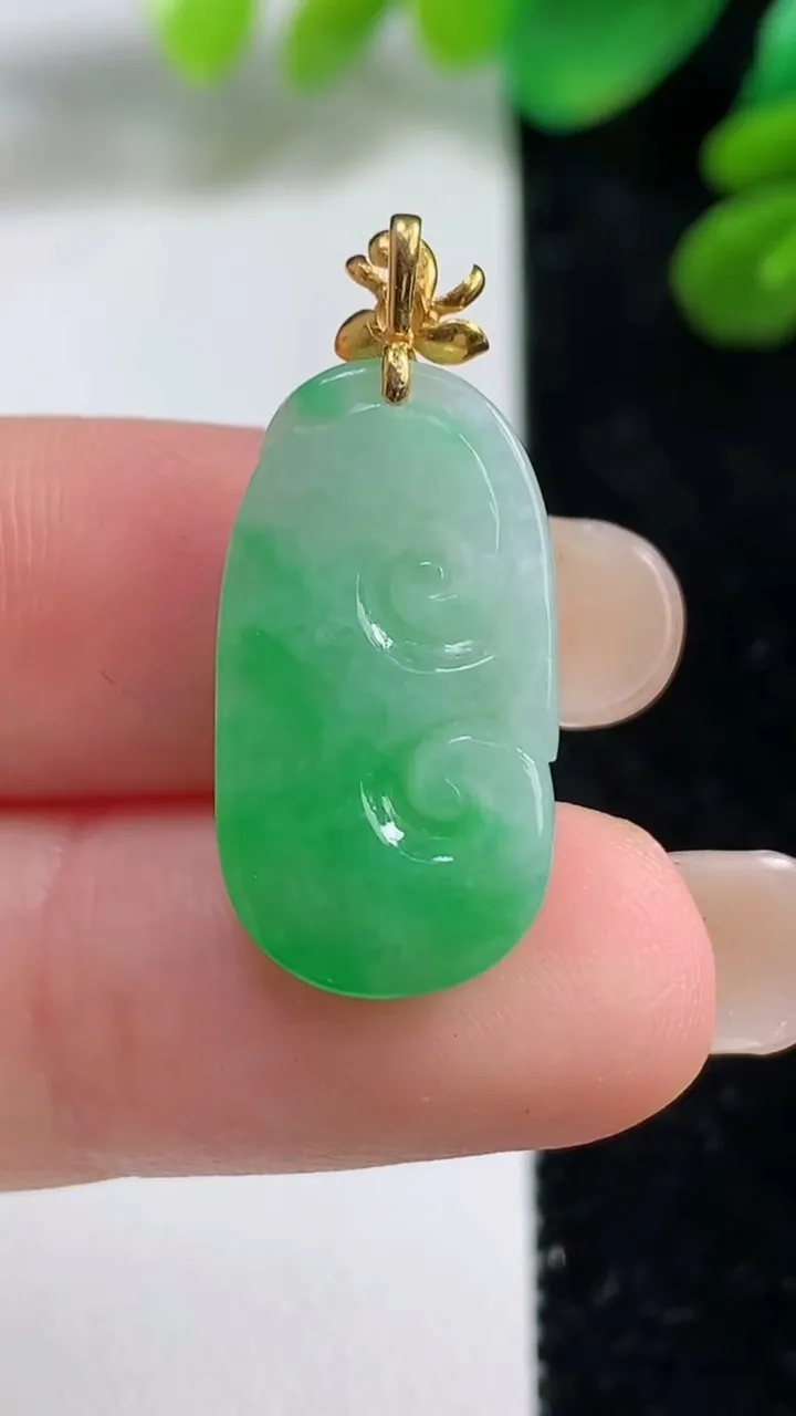 天然A货翡翠如意吊坠，尺寸23-12-5，重量:2.96g
9月7日
