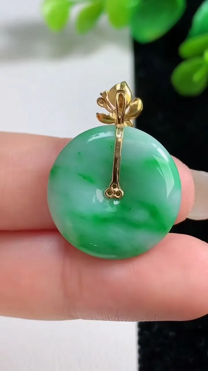 天然A货翡翠平安扣吊坠，尺寸20.6-4.7，重量:4.80g
9月7日