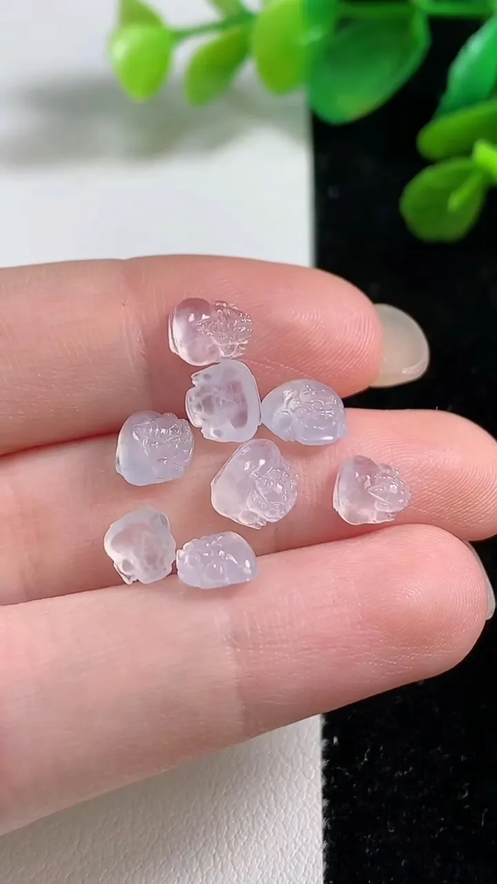 天然A货翡翠貔貅吊坠一手，尺寸6.4-7.5-3.4，重量:2.35g
9月7日