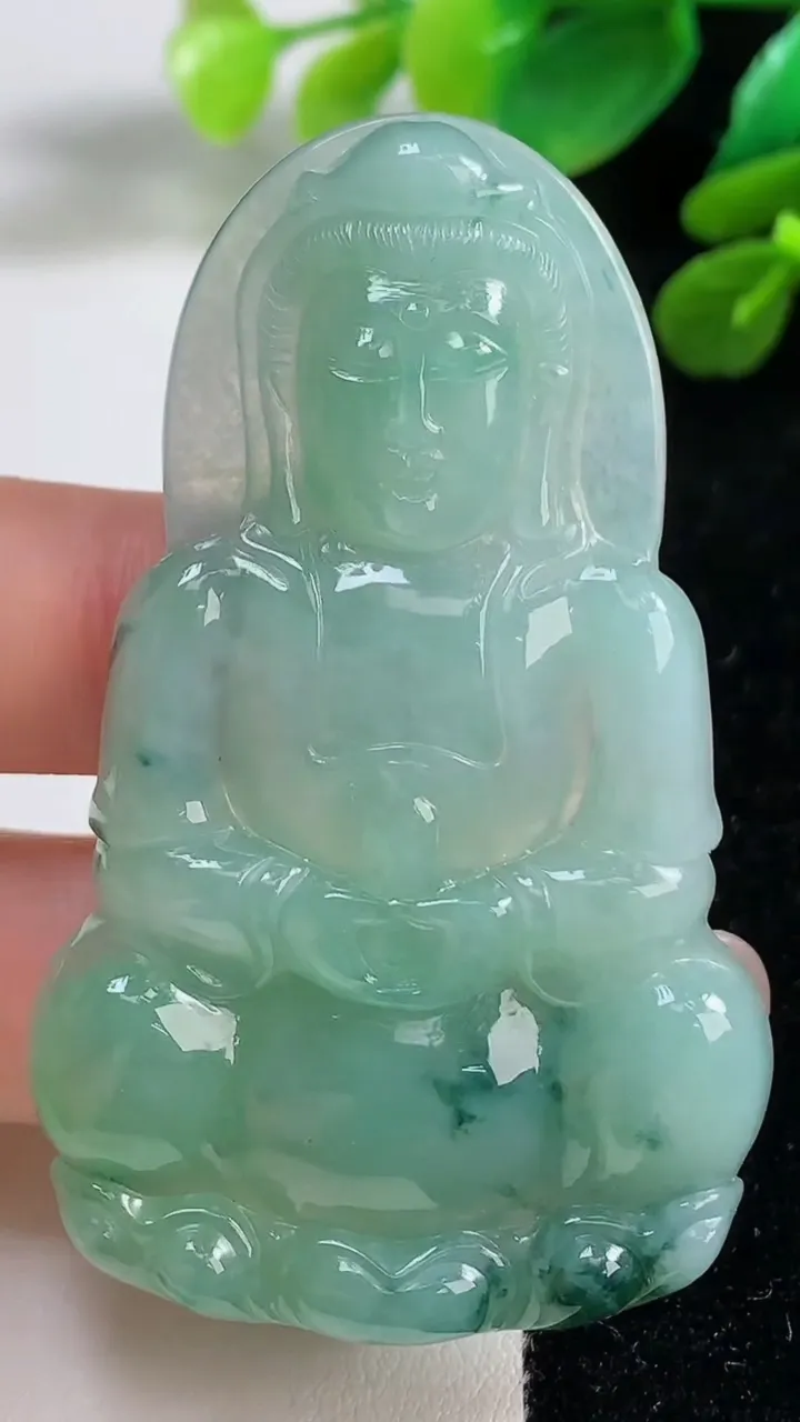 天然A货翡翠观音菩萨吊坠，尺寸63.5-39-6，重量:24.65g
9月7日