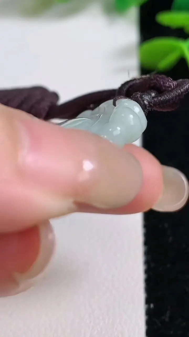 天然A货翡翠如意吊坠，尺寸52.8-27-6.7，重:17.75g
9月7日