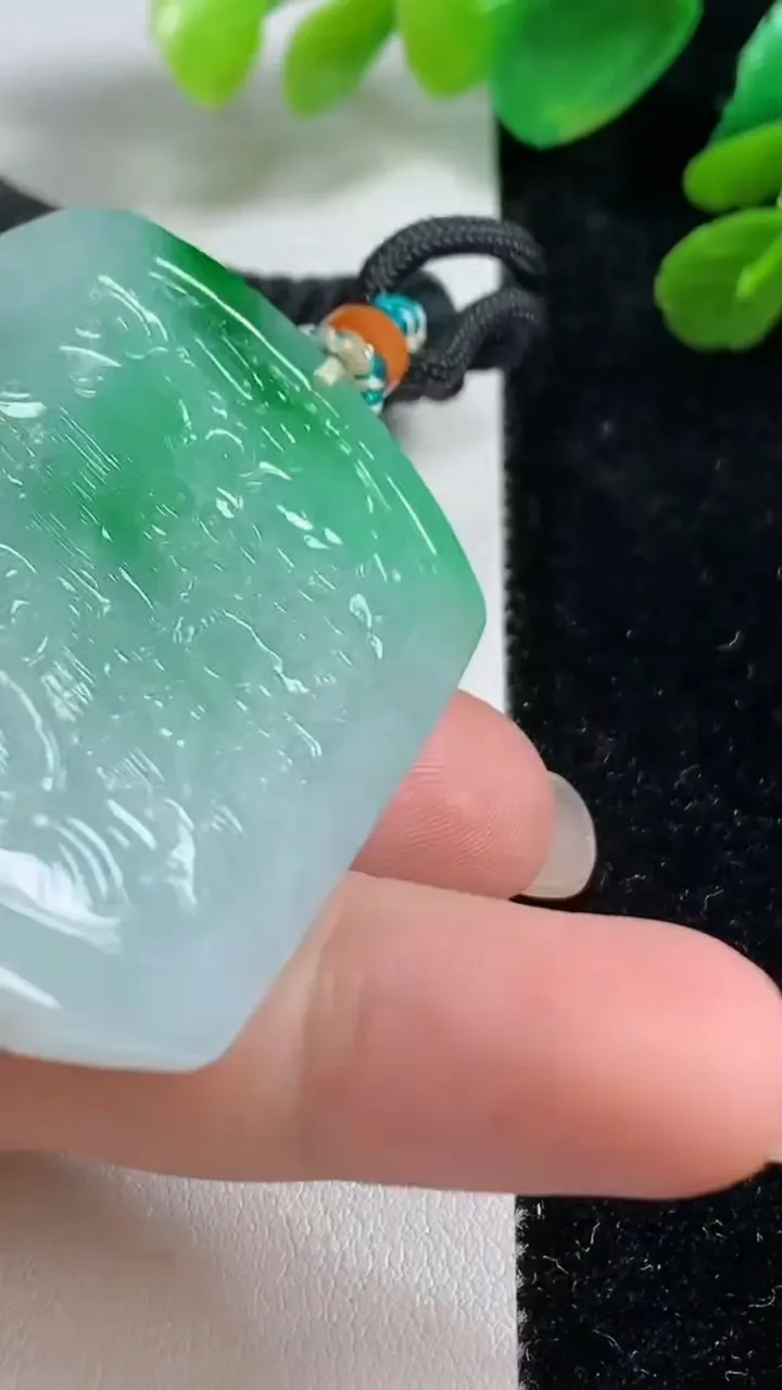 天然A货翡翠山水牌吊坠，尺寸53.3-40.4-5.3，重量:31.36g
9月7日