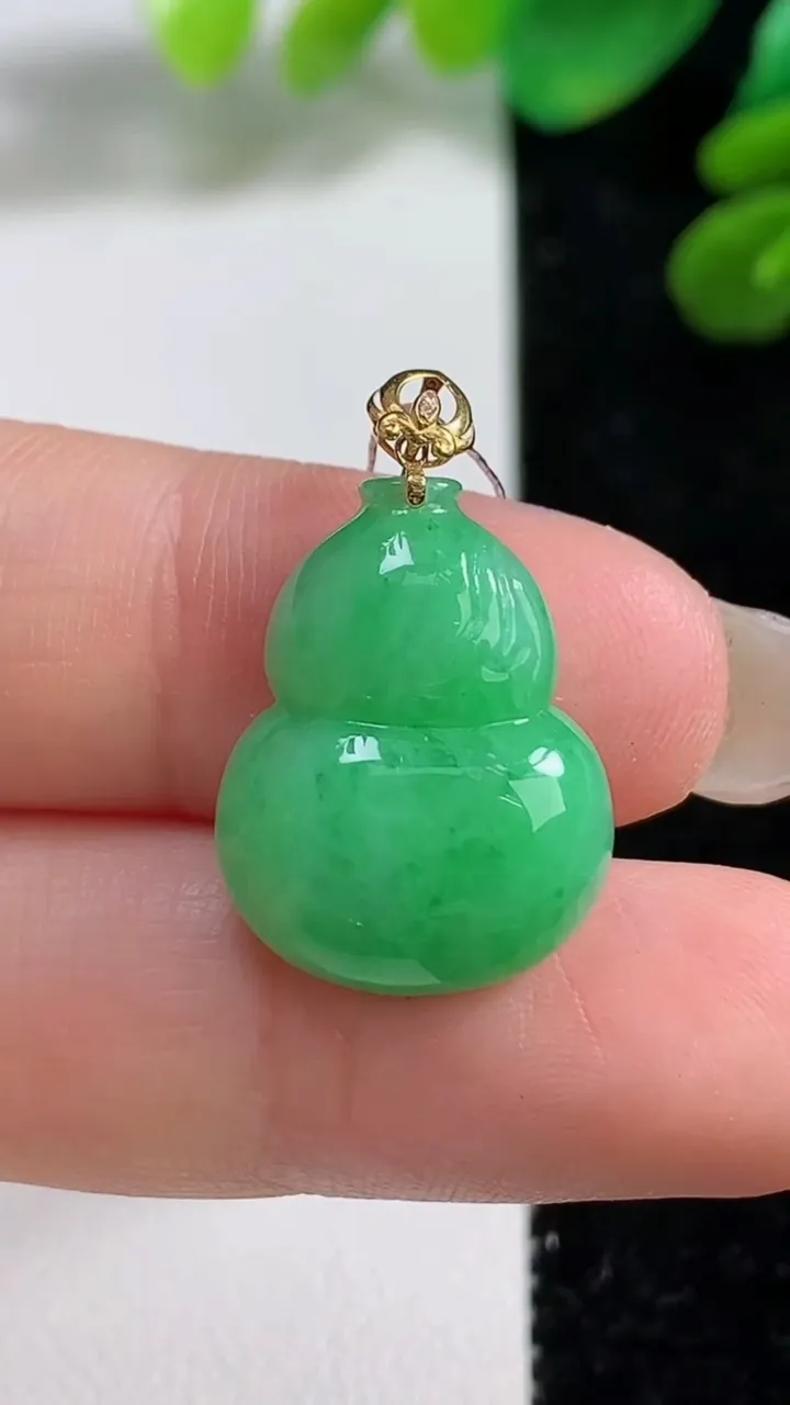 天然A货翡翠葫芦吊坠，尺寸19-15.4-5.6，重量:3.17g
9月7日