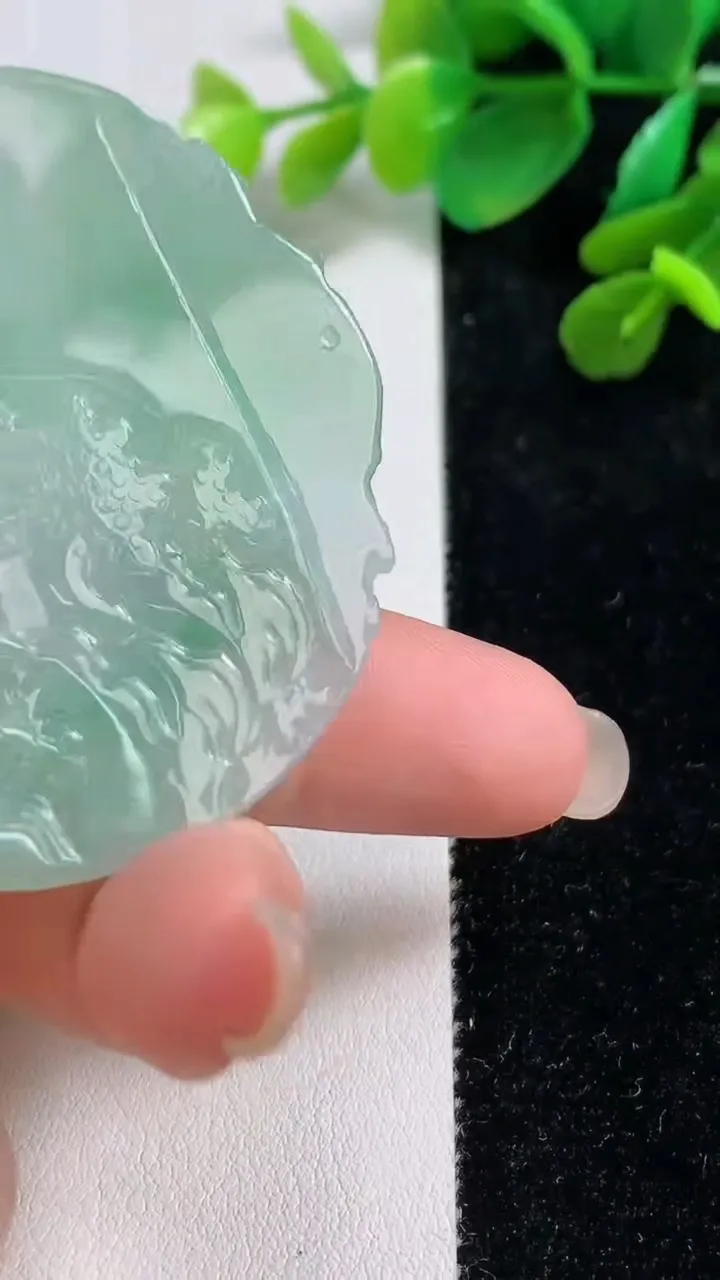 天然A货翡翠山水牌吊坠，尺寸51.7-5.5，重量:30.60g
9月7日
