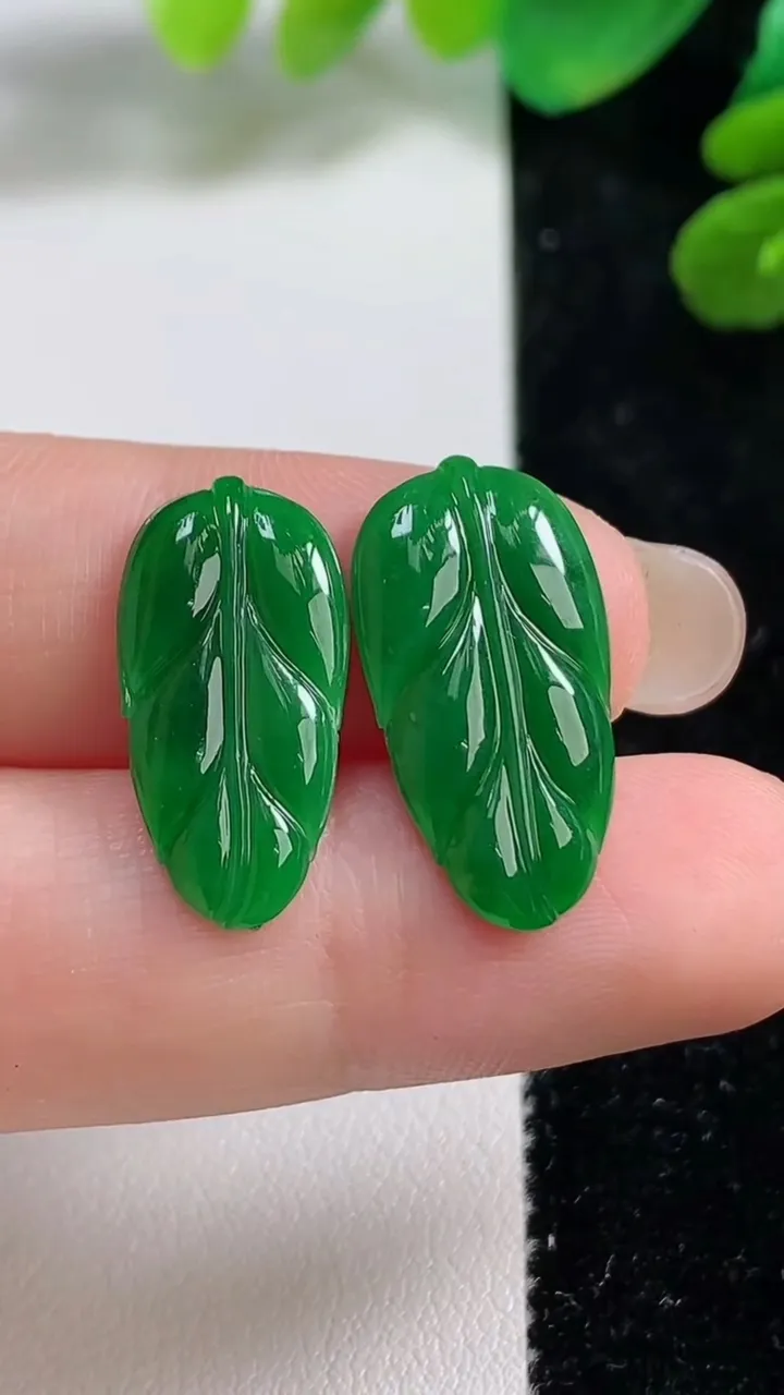 天然A货翡翠金枝玉叶 叶子镶嵌件一对，尺寸22-12-2.2，重量:3.50g
9月7日