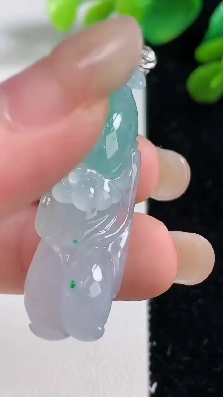 天然A货翡翠白菜吊坠，尺寸44.6-14-9，重量:12.55g
9月7日