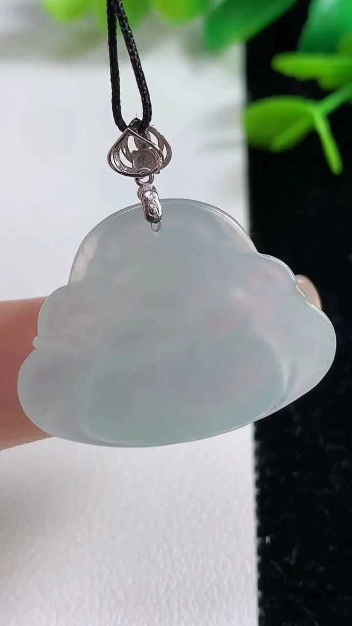 天然A货翡翠种白冰佛公吊坠，尺寸29-22.3-5.6，重:5.85g
9月7日