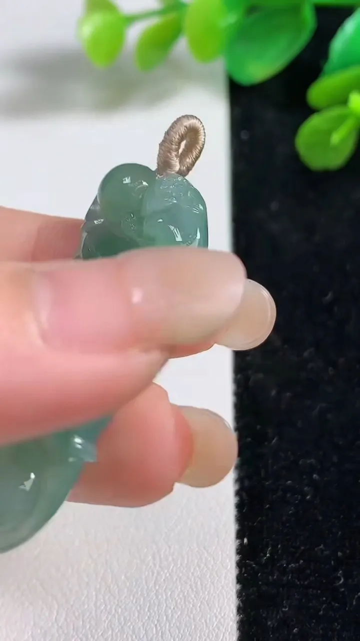 天然A货翡翠玉兰花吊坠，尺寸44.7-15-6，重量:9.11g
9月7日