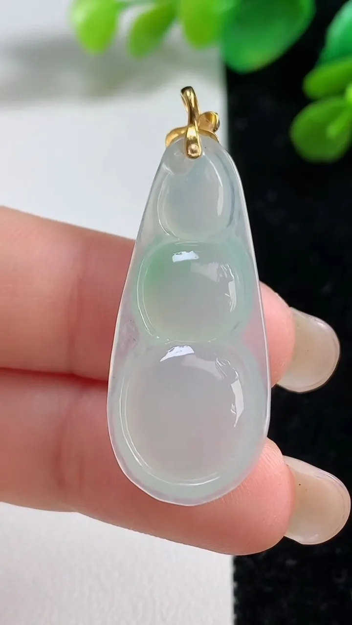 天然A货翡翠福豆吊坠，尺寸36.8-15.2-5.5，重量:4.89g
9月7日