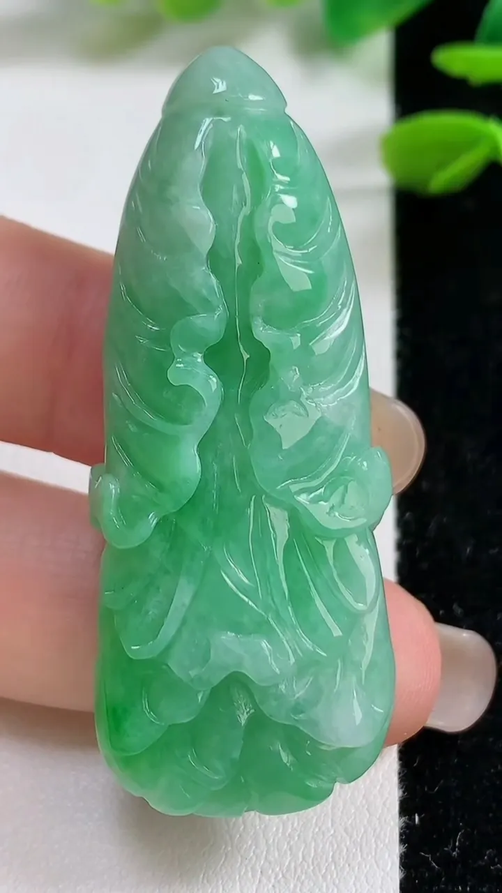 天然A货翡翠白菜吊坠，尺寸52.5-20-8.4，重:17.06g
9月7日