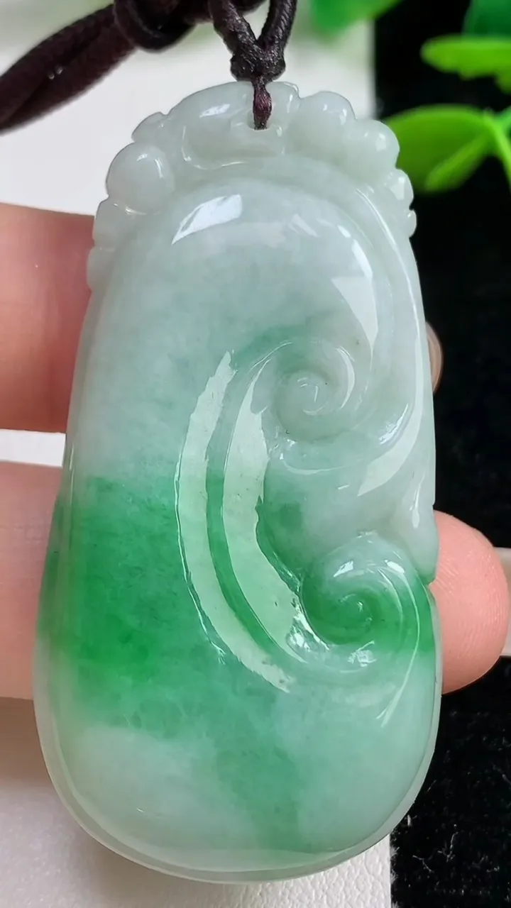 天然A货翡翠如意吊坠，尺寸52.8-27-6.7，重:17.75g
9月7日