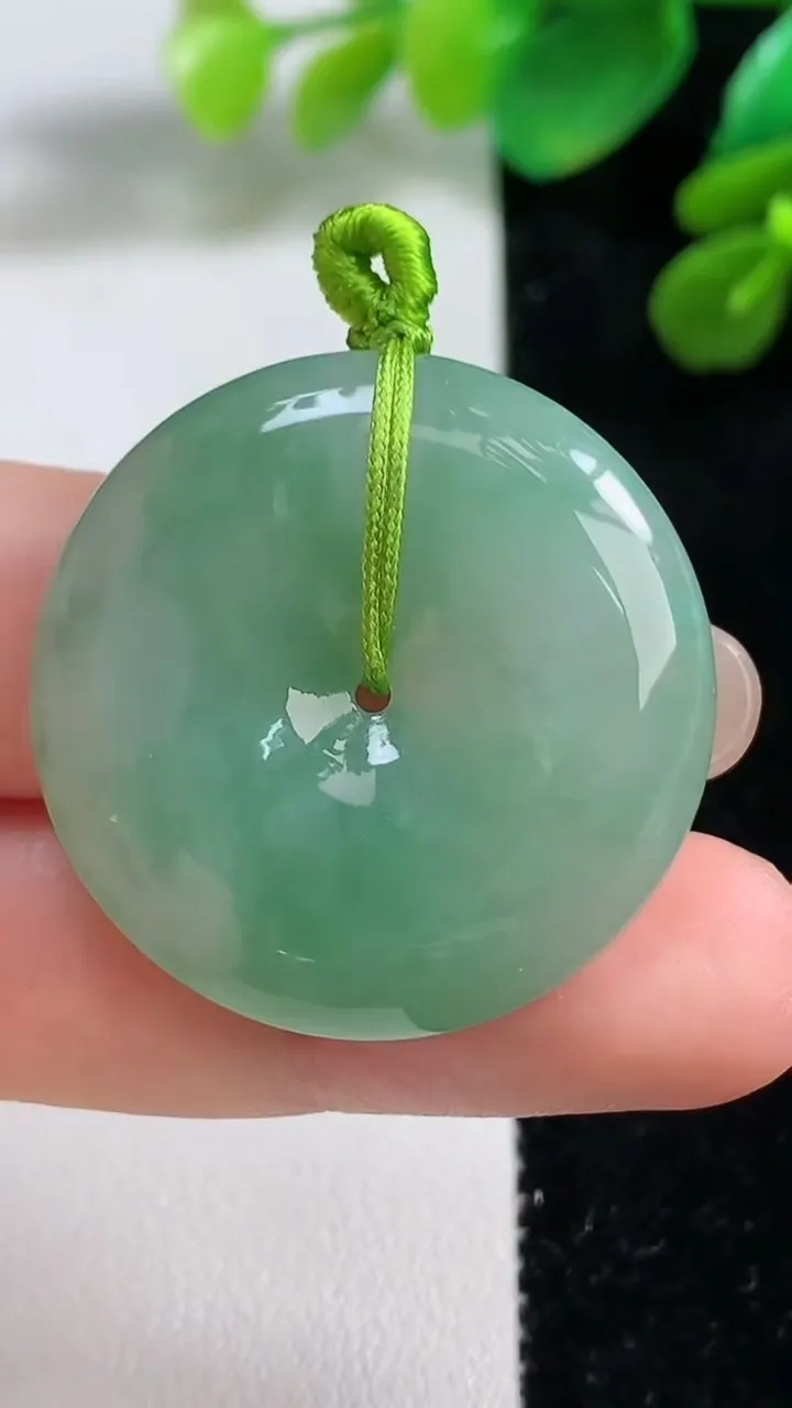 天然A货翡翠平安扣吊坠，尺寸31.3-6.4，重量:13.07g
9月7日