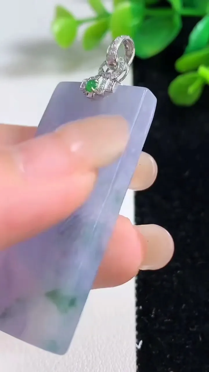 天然A货翡翠种紫罗兰飘花无事牌吊坠，尺寸48-23.7-5.2，重量:21.15g
9月7日