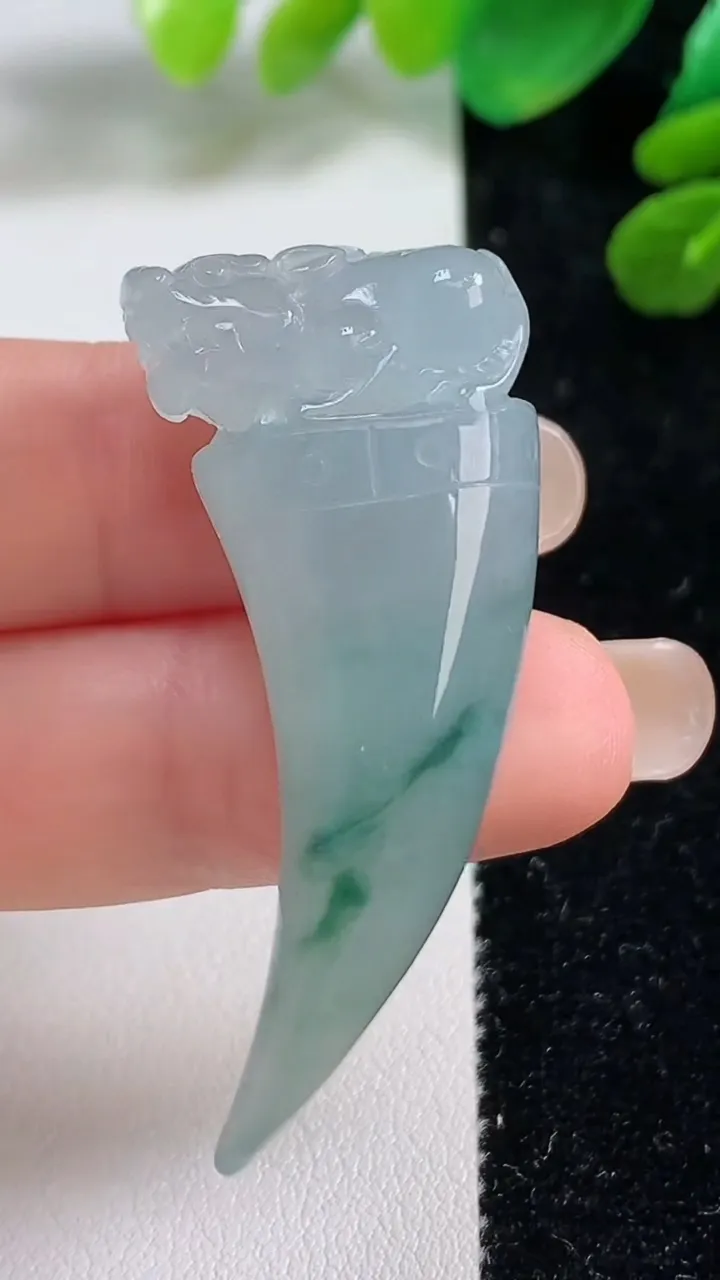 天然A货翡翠冰种飘花龙牙吊坠，尺寸44.7-21-12，重量:16.14g
9月7日