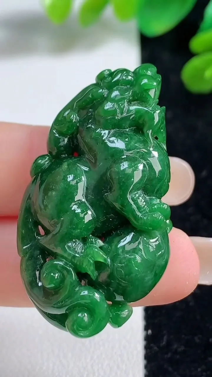 天然A货翡翠麒麟吊坠，尺寸43.5-23-11.6，重量:15.84g
9月7日