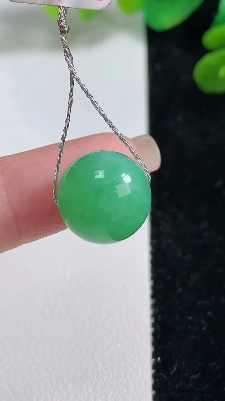 天然A货翡翠圆珠吊坠，尺寸13，重量:3.81g
9月7日