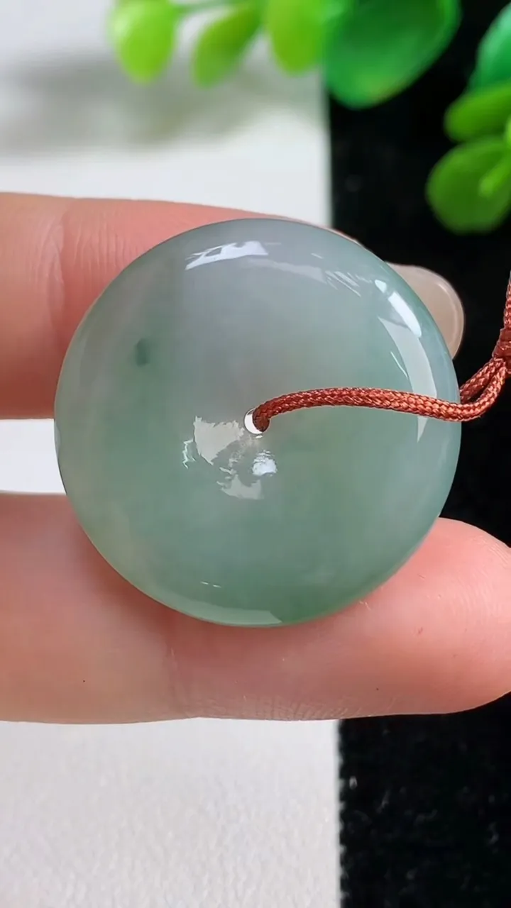 天然A货翡翠平安扣吊坠，尺寸26.6-5.4，重量:8.22g
9月7日