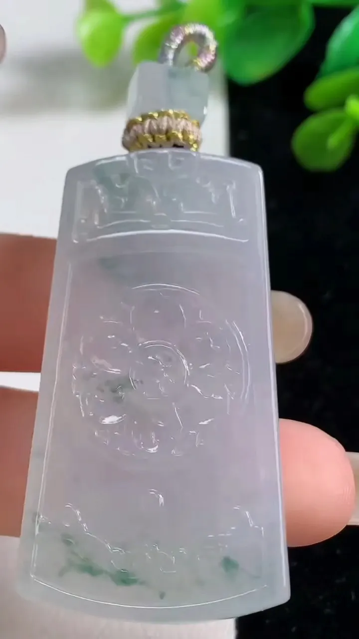 天然A货翡翠冰种飘花仿古无事牌吊坠，尺寸49-26.4-5.6，重量:20.89g
9月7日
