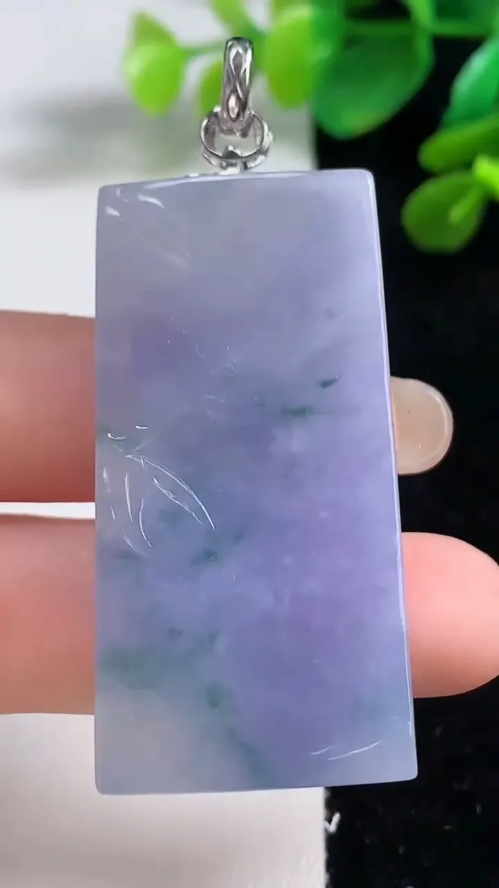 天然A货翡翠种紫罗兰飘花无事牌吊坠，尺寸48-23.7-5.2，重量:21.15g
9月7日