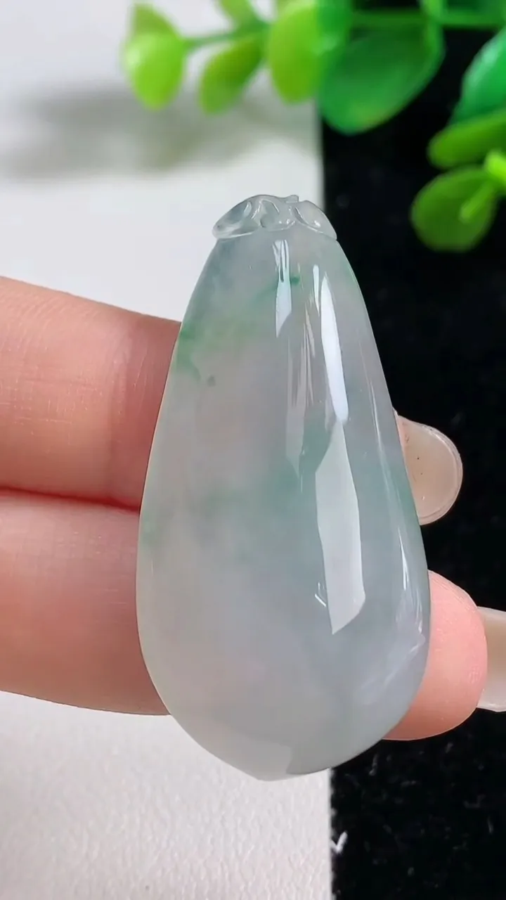 天然A货翡翠福瓜吊坠，尺寸43-21.4-9.7，重量:13.82g
9月8日