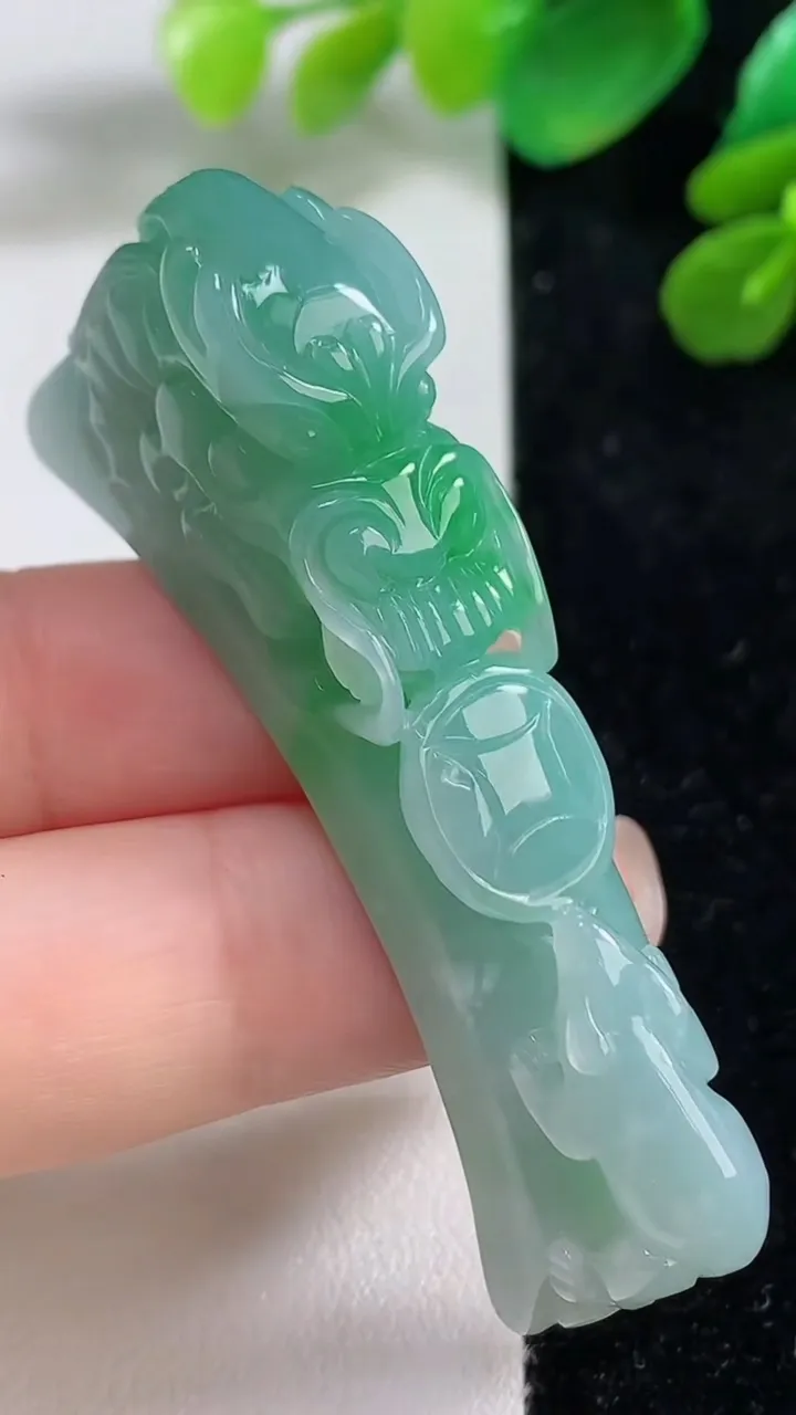 天然A货翡翠龙头手牌，尺寸56.5-26.7-11.7，重量:26.80g
9月7日