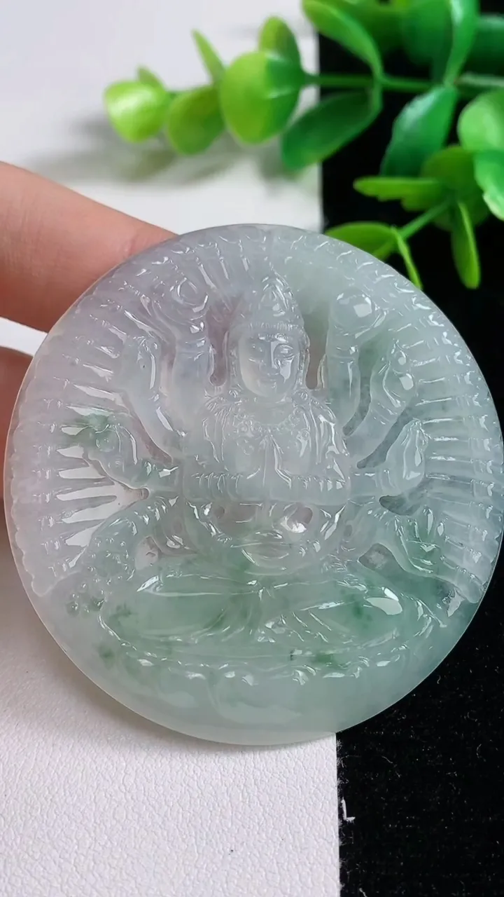 天然A货翡翠千手观音吊坠，尺寸56.5-55-4.3，重:26.85g
9月7日