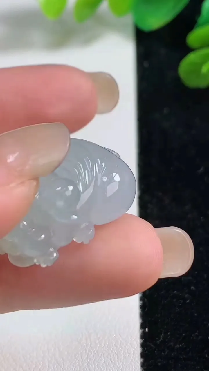 天然A货翡翠生肖鼠吊坠，尺寸25.8-19.2-11.3，重量:10.11g
9月7日