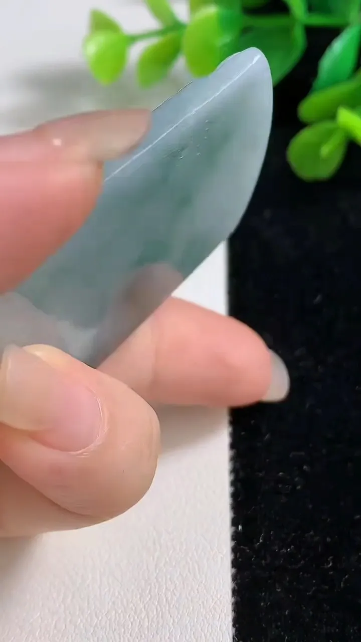 天然A货翡翠牌吊坠，尺寸69.4-42-5.4，重量:41.49g
9月7日