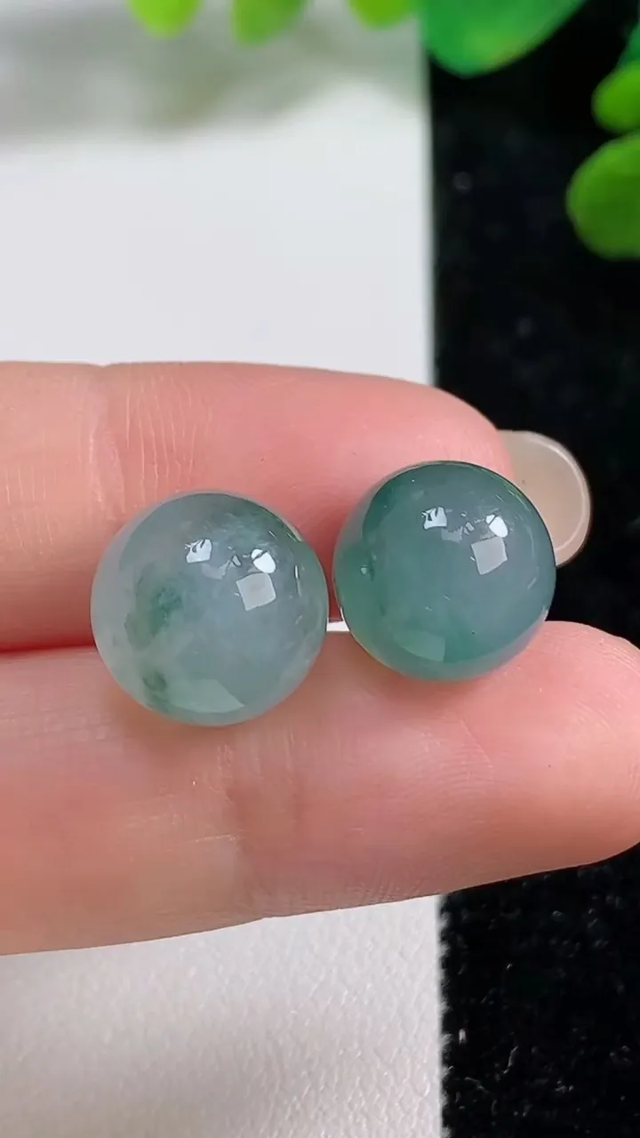 天然A货翡翠冰种飘花圆珠镶嵌件一对，尺寸11.7，重量:6.45g
9月7日