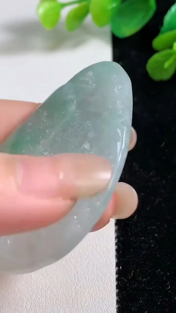天然A货翡翠山水牌吊坠，尺寸57.2-40.6-4.4，重量:22.84g
9月7日