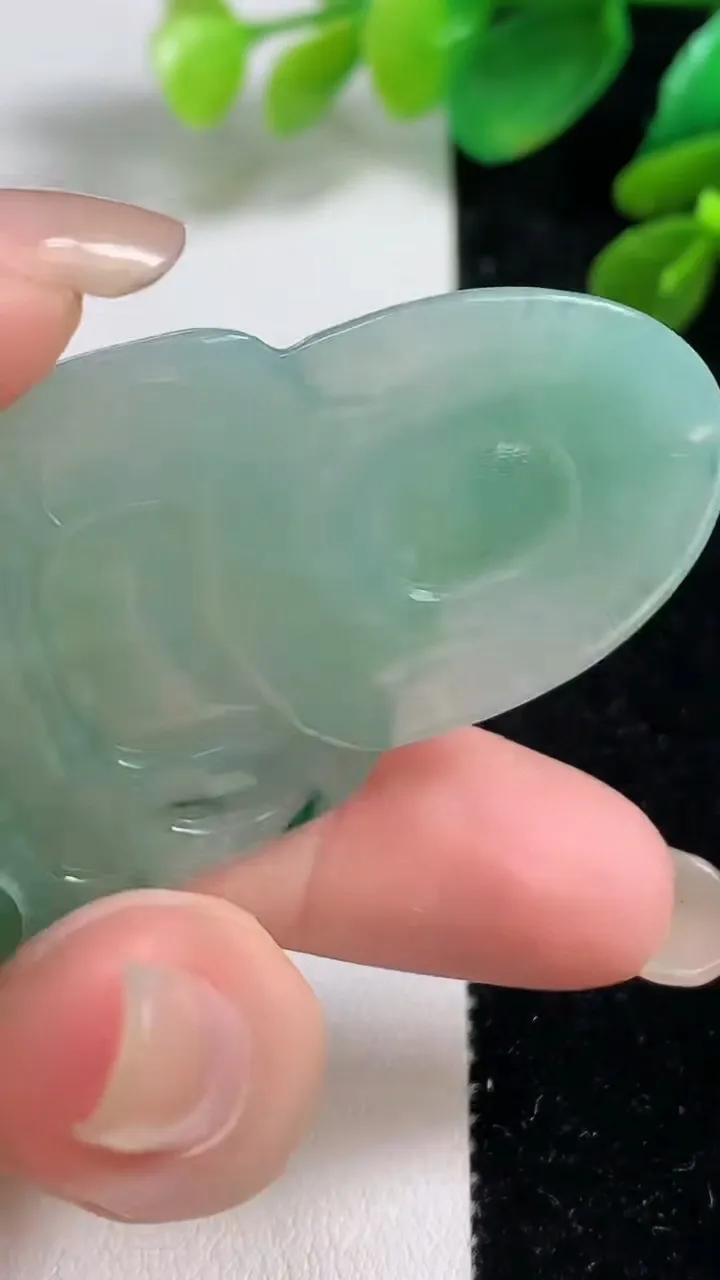 天然A货翡翠观音菩萨吊坠，尺寸63.5-39-6，重量:24.65g
9月7日
