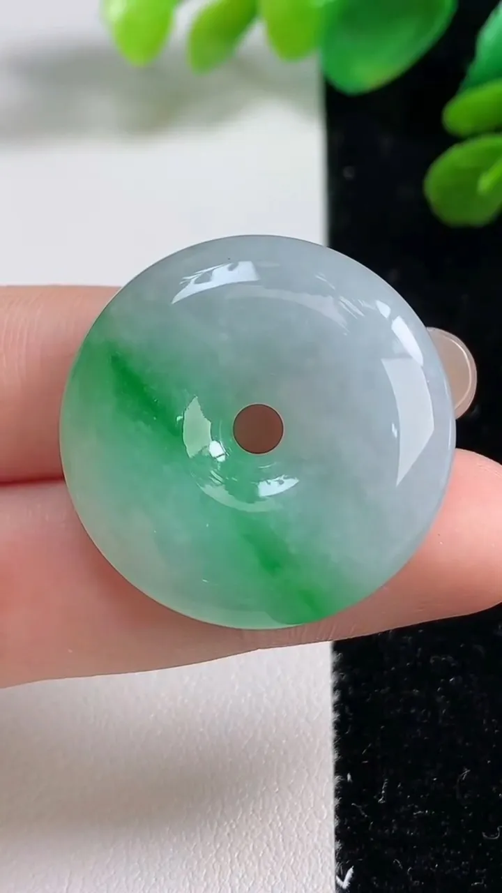 天然A货翡翠平安扣吊坠，尺寸29.5-6.3，重量:11.22g
9月7日