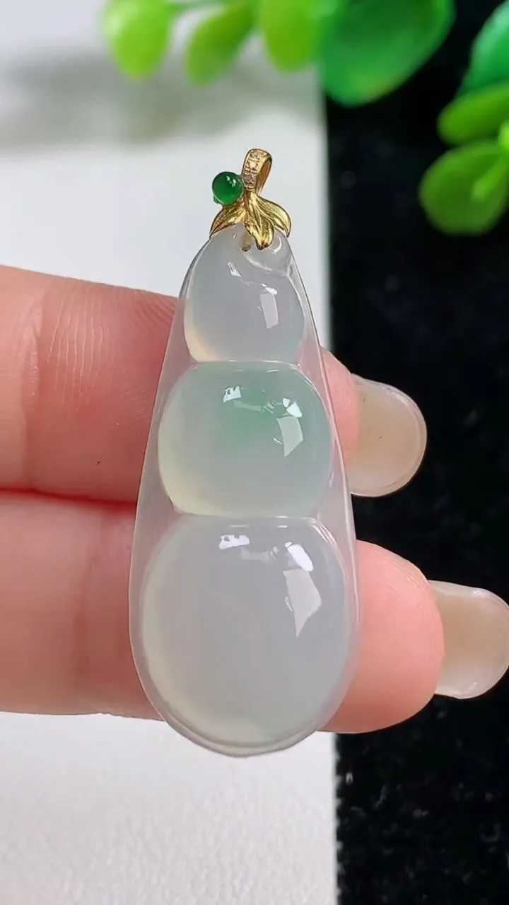 天然A货翡翠福豆吊坠，尺寸36.8-15.2-5.5，重量:4.89g
9月7日