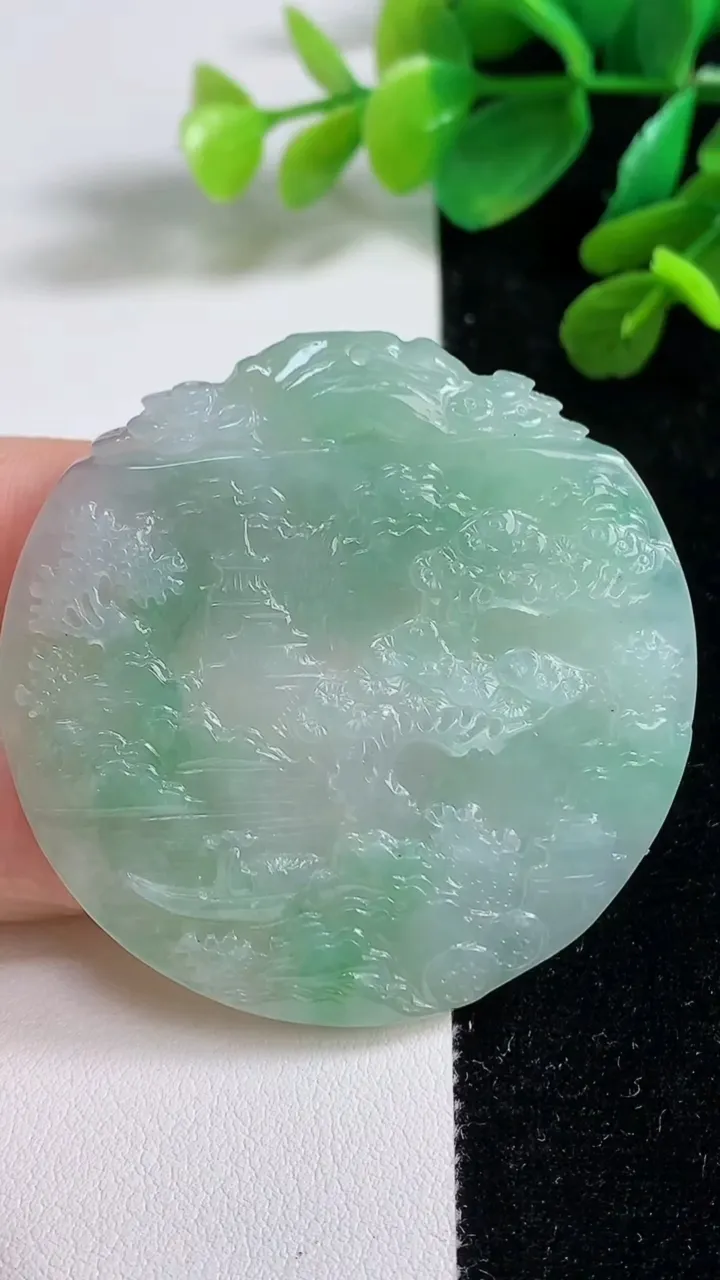天然A货翡翠山水牌吊坠，尺寸51.7-5.5，重量:30.60g
9月7日