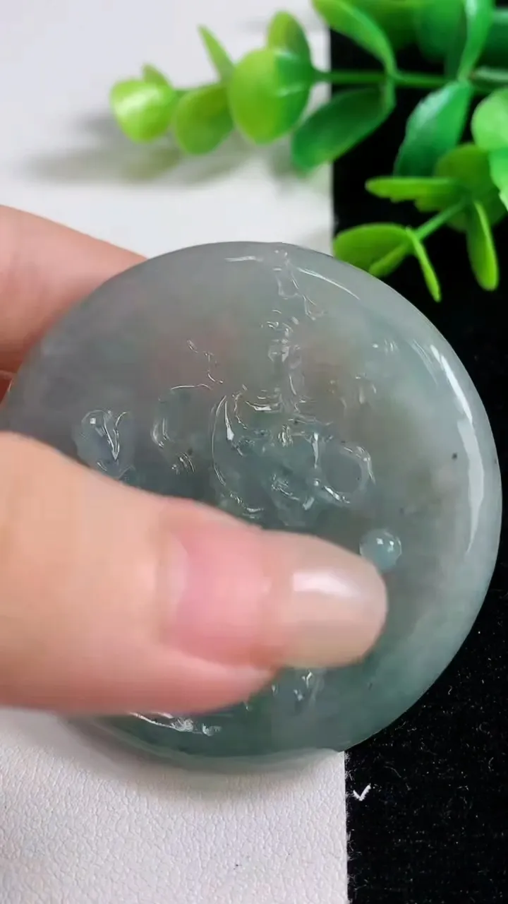 天然A货翡翠乌鸡种大势至观音菩萨吊坠，尺寸55-6.2，重:37.20g
9月7日