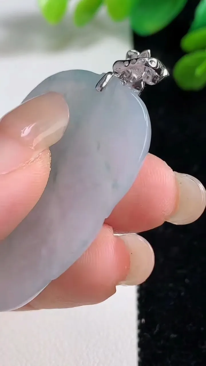 天然A货翡翠种飘花金枝玉叶 叶子吊坠，尺寸41.6-24.6-6，重量:14.52g
9月7日