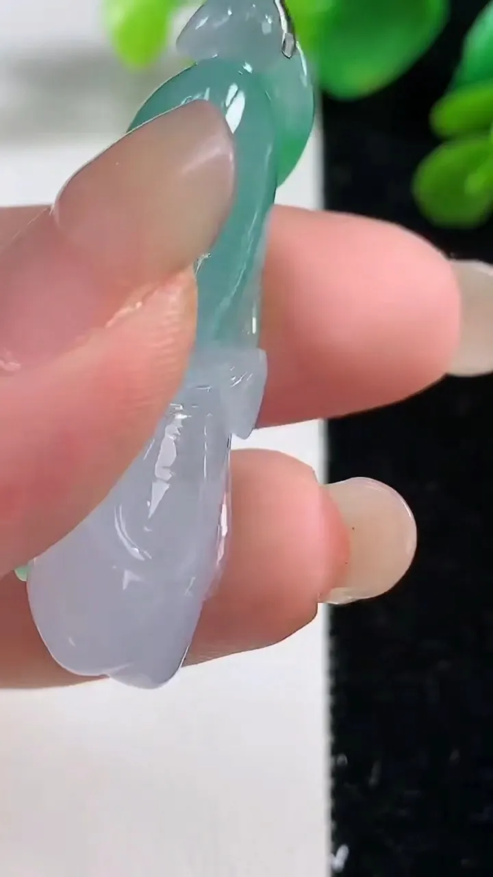 天然A货翡翠白菜吊坠，尺寸44.6-14-9，重量:12.55g
9月7日