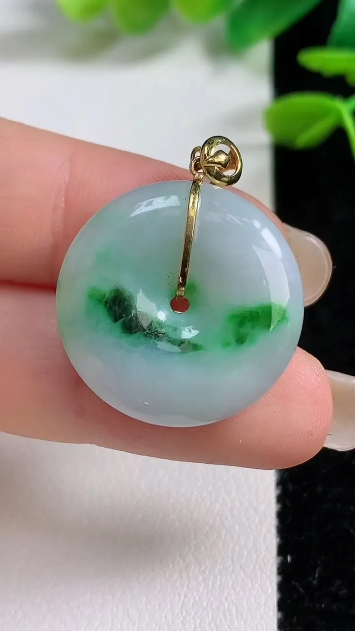 天然A货翡翠平安扣吊坠，尺寸22.9-5.4，重:6.22g
9月7日