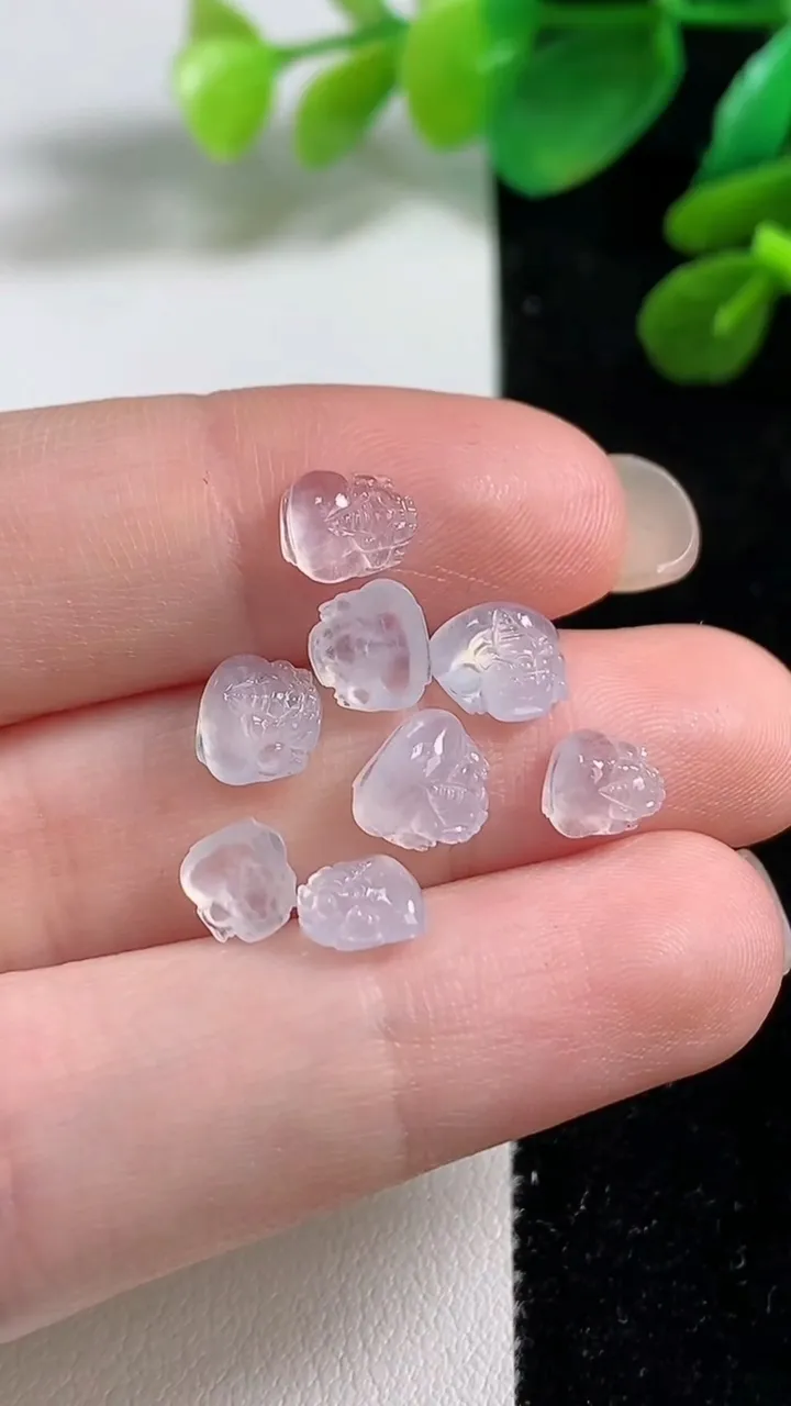 天然A货翡翠貔貅吊坠一手，尺寸6.4-7.5-3.4，重量:2.35g
9月7日