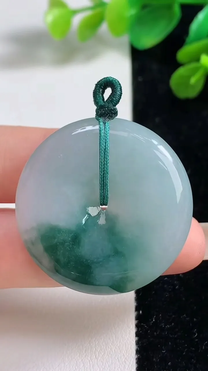 天然A货翡翠飘花平安扣吊坠，尺寸34.2-5.5，重量:14.86g
9月7日