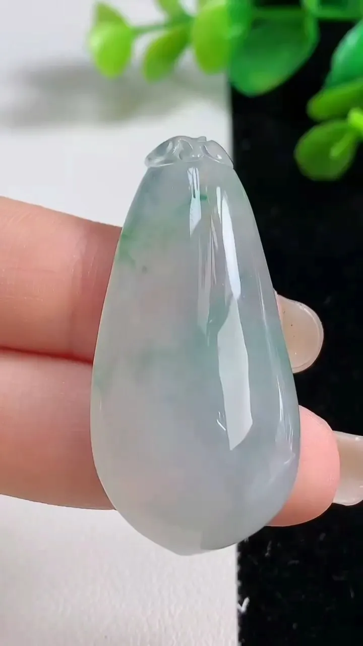 天然A货翡翠福瓜吊坠，尺寸43-21.4-9.7，重量:13.82g
9月8日