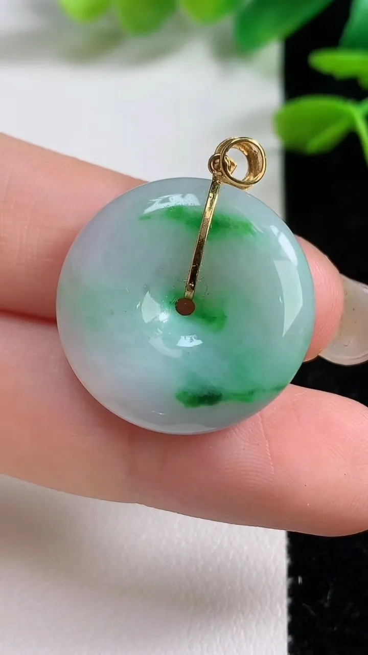 天然A货翡翠平安扣吊坠，尺寸22.9-5.4，重:6.22g
9月7日