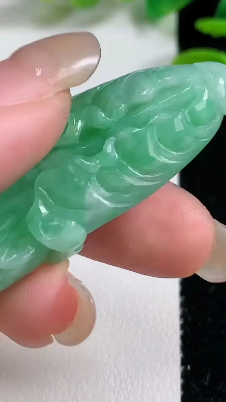 天然A货翡翠白菜吊坠，尺寸52.5-20-8.4，重:17.06g
9月7日